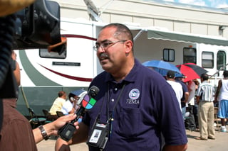 FEMA_-_38592_-_FEMA_PIO_speaking_with_the_Spanish_Language_Station_in_Texas.jpg